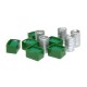 Barriles de cerveza y cajas verdes con botellines verdes