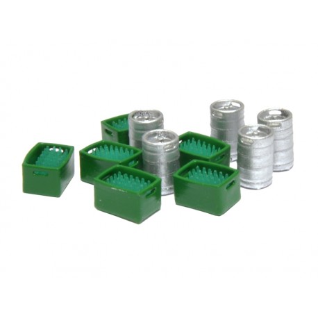 Barriles de cerveza y cajas verdes con botellines verdes